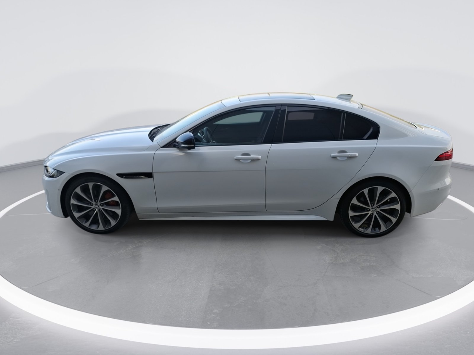 Jaguar Xe 2.0 R Dynamic 4x2 At 2025 - Foto 4 de 8