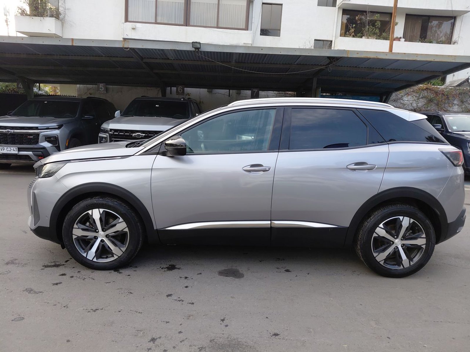Peugeot 3008 1.5 Allure Pack Bluehdi 130 4x2 Eat8 5p 2024 - Imagen 4 de 8