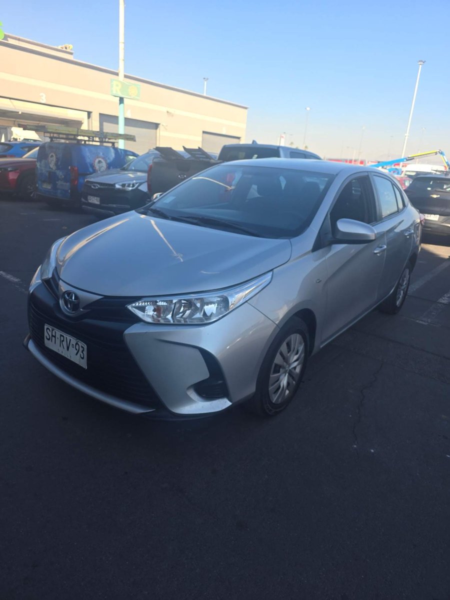 Toyota Yaris 1.5 E 4x2 Sdn Mt 4p 2023 - Imagen 6 de 8