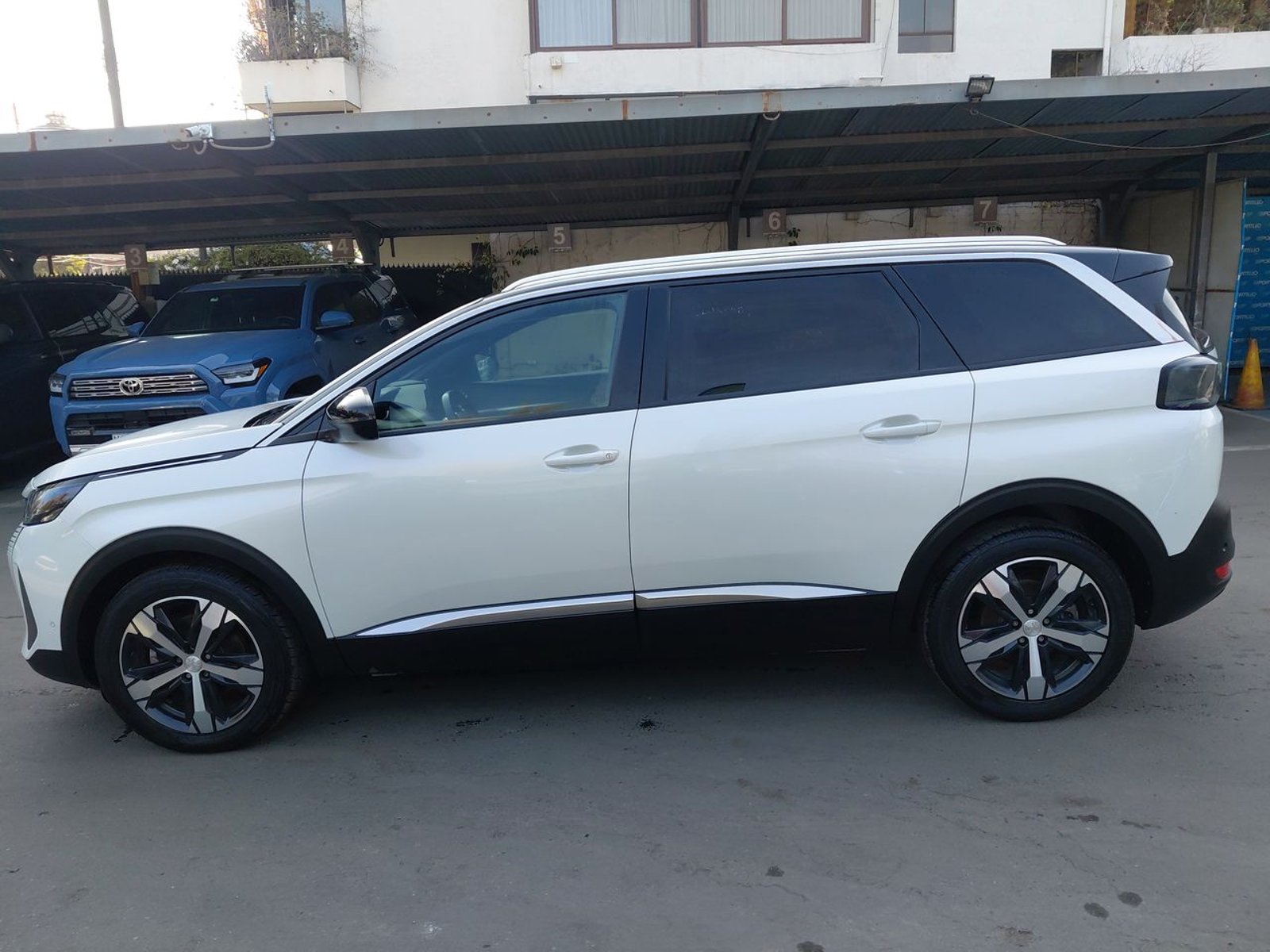 Peugeot 5008 1.5 Allure Pack Bluehdi 130 4x2 Eat8 5p 2024 - Foto 4 de 8