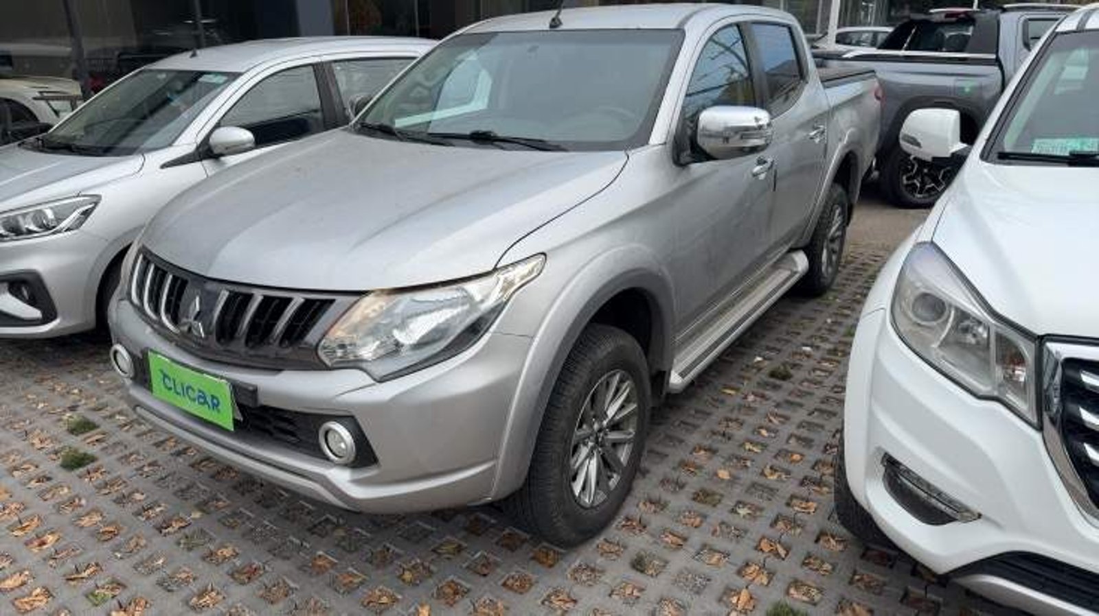 Mitsubishi L200 2.4 Dakar Crs Dob. Cab. Diesel 4x4 Hp At 4p 2019 - Imagen 6 de 8