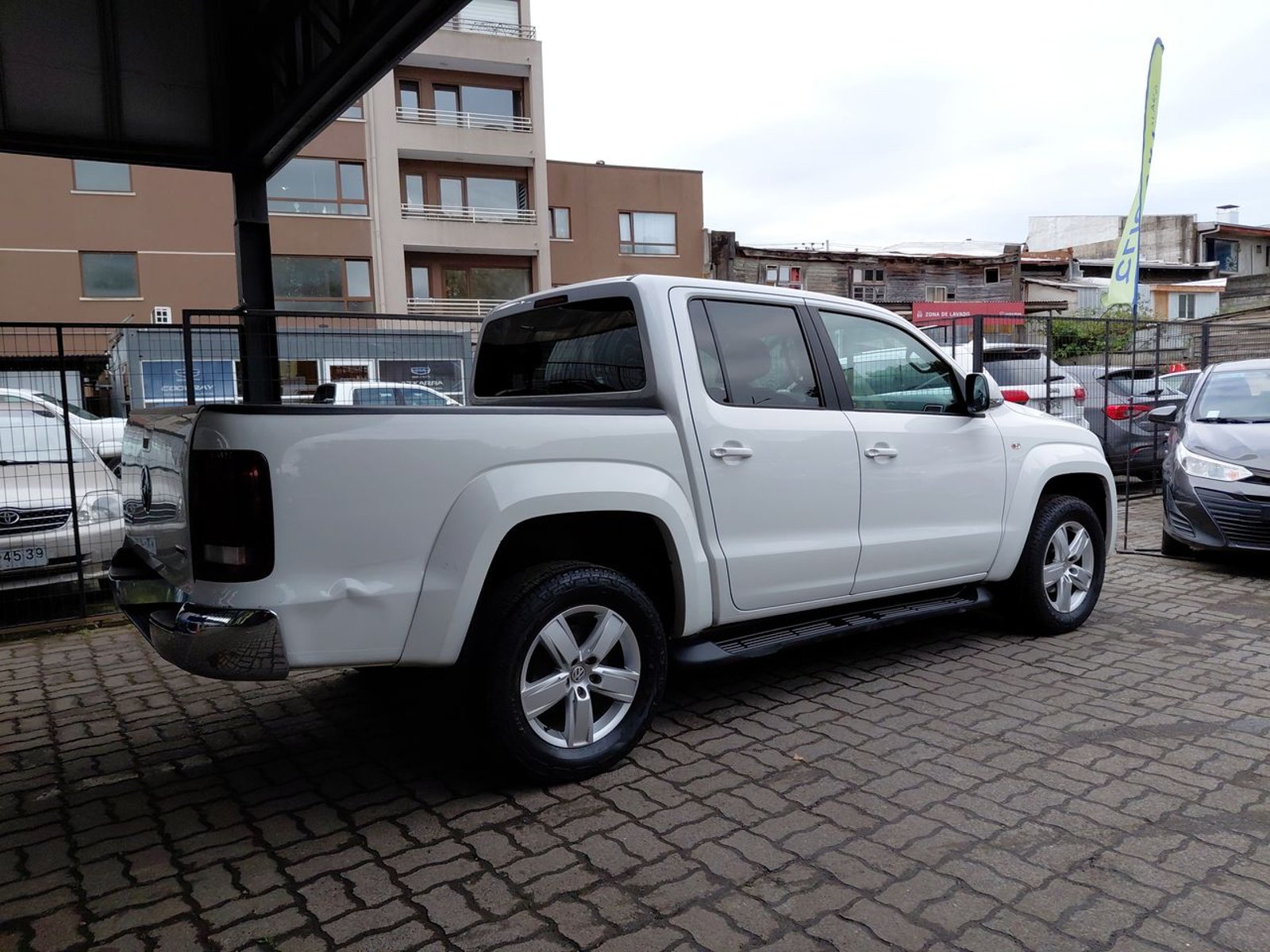 Volkswagen Amarok 2.0 Highline Diesel 4motion 4x4 Dob. Cab. At 4p 2023 - Foto 2 de 8