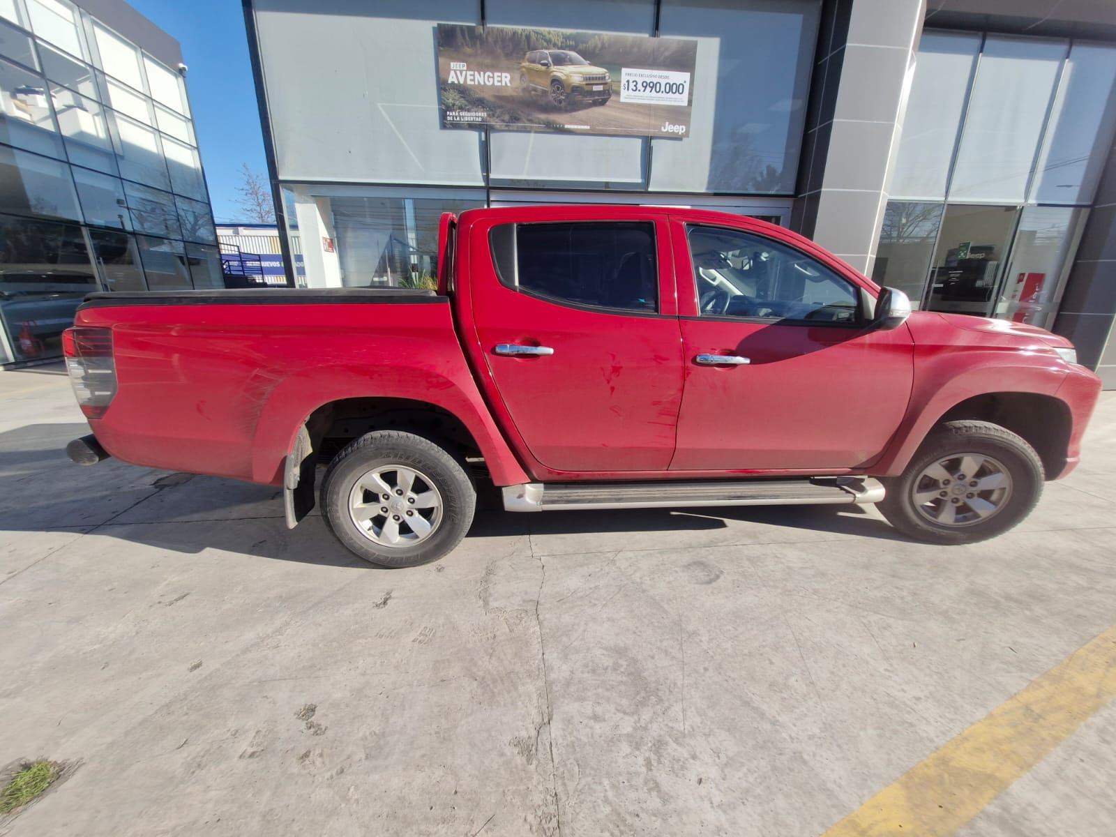 Mitsubishi L200 2.4 Katana Cr Diesel Dob. Cab. 4x2 Mt 4p 2023 - Foto 3 de 5