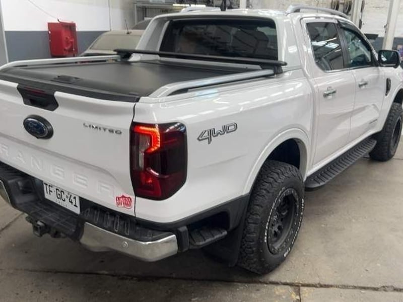 Ford All New Ranger 3.0 Ltd Diesel 4x4 Dob. Cab. At 4p 2024 - Imagen 4 de 5