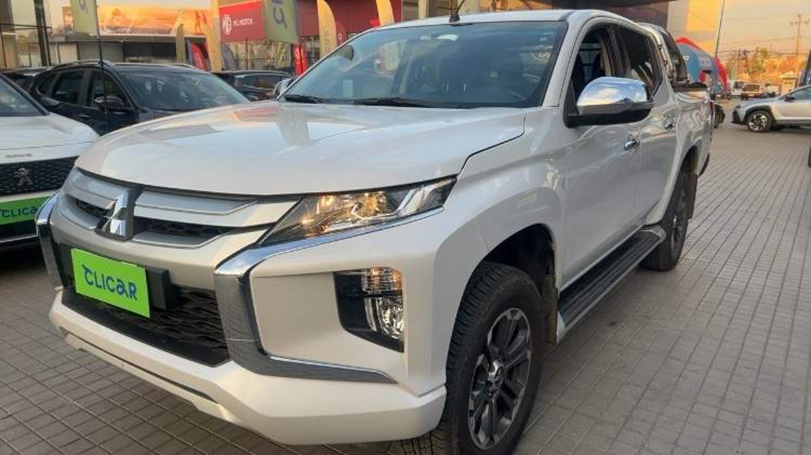 Mitsubishi L200 2.4 Dakar Crs Diesel Dob. Cab. 4x4 At 4p 2022 - Imagen 6 de 8