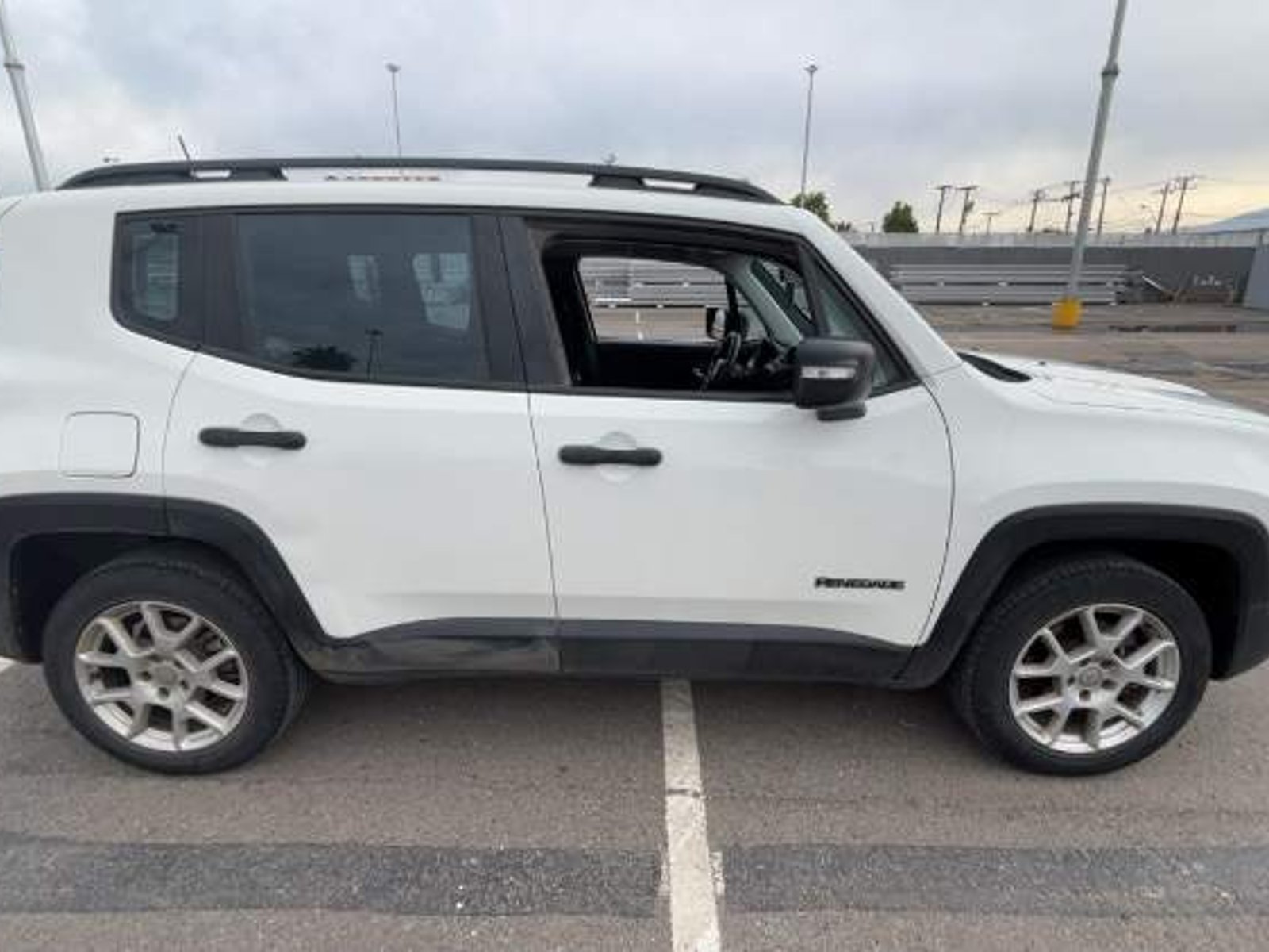Jeep Renegade 1.8 Sport 4x2 Mt 5p 2022 - Foto 3 de 5