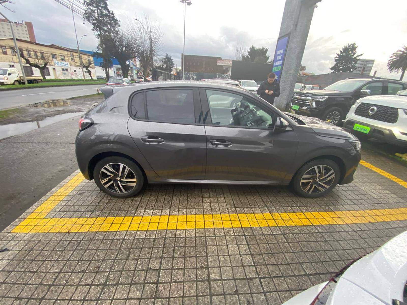 Peugeot 208 1.2 Puretech Allure Pack 4x2 130 Eat8 5p 2022 - Foto 3 de 5