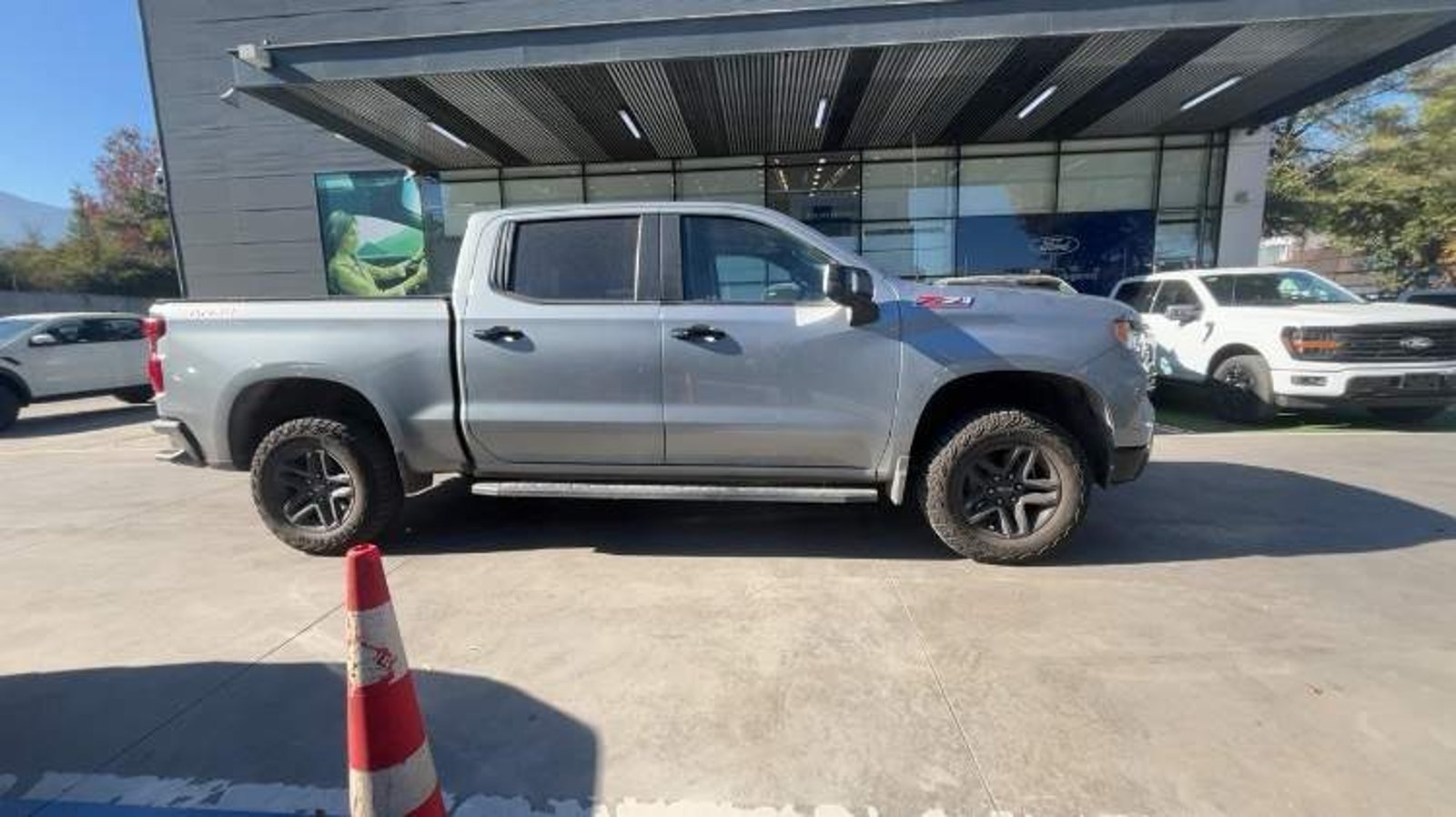 Chevrolet Silverado 5.3 Lt Trail Boss Z71 4x4 At 4p 2024 - Foto 3 de 8