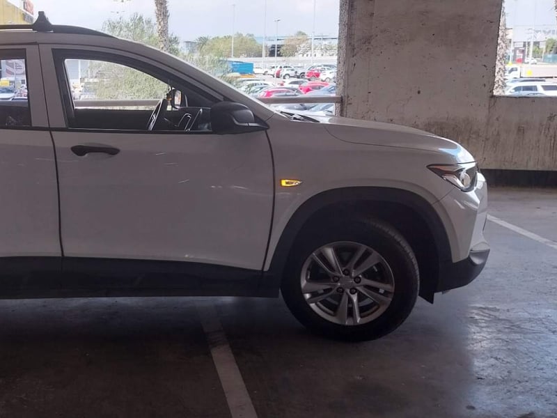 Chevrolet Tracker 1.2t Ls Fwd Mt 5p 2023 - Imagen 3 de 5