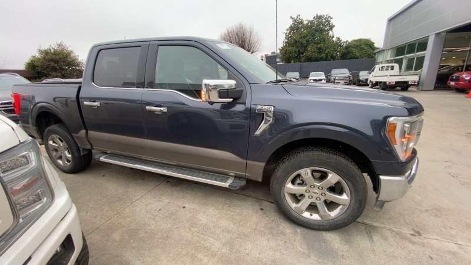 Ford F-150 5.0 Lariat Luxury Cc Dob. Cab. 4x4 At 4p 2023 - Imagen 3 de 5