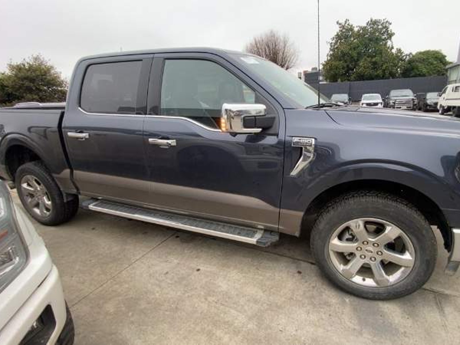 Ford F-150 5.0 Lariat Luxury Cc Dob. Cab. 4x4 At 4p 2023 - Foto 3 de 5