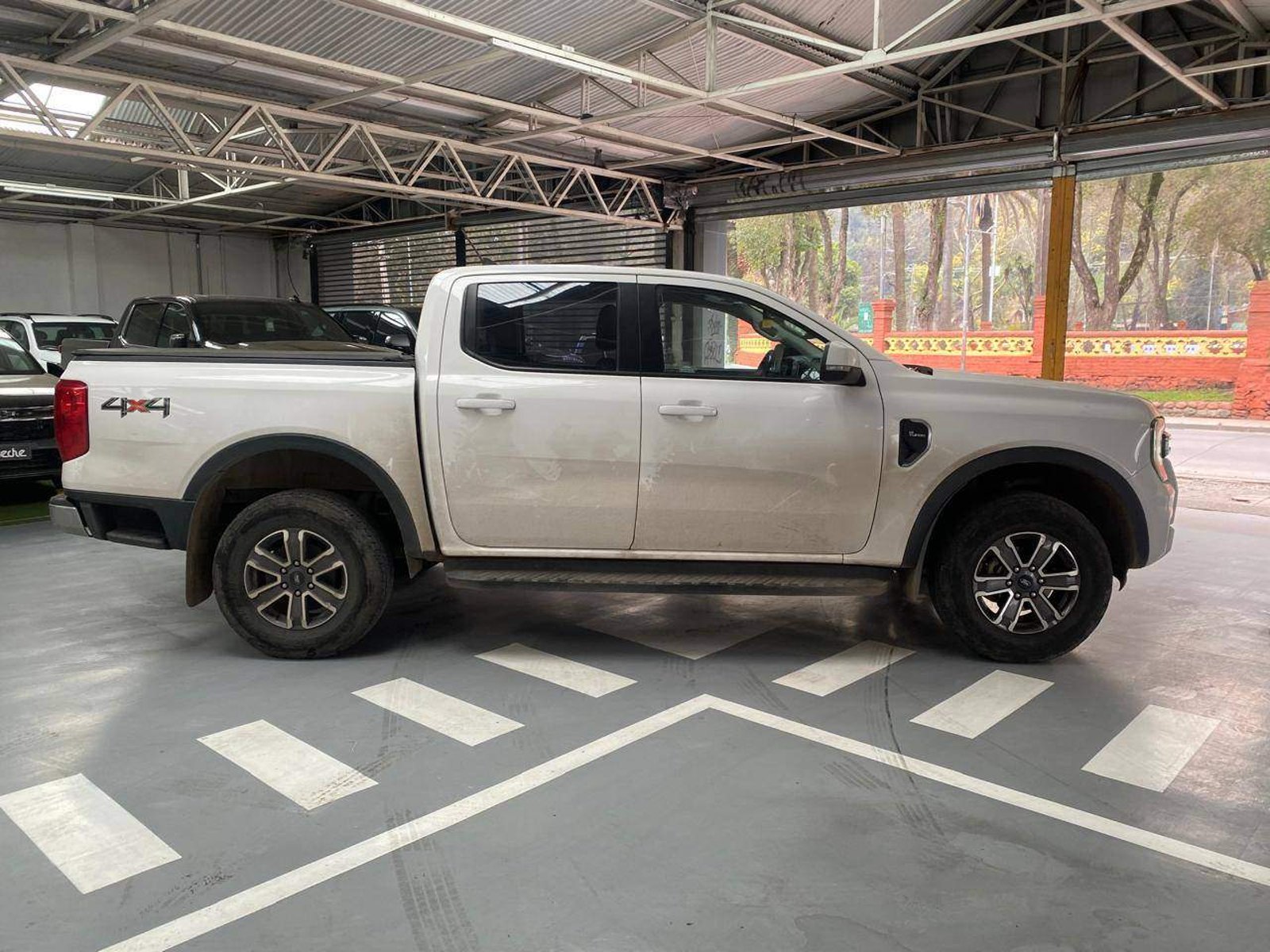 Ford Ranger 2.0 Xlt Diesel 4x4 Dob. Cab. At 4p 2024 - Foto 3 de 5