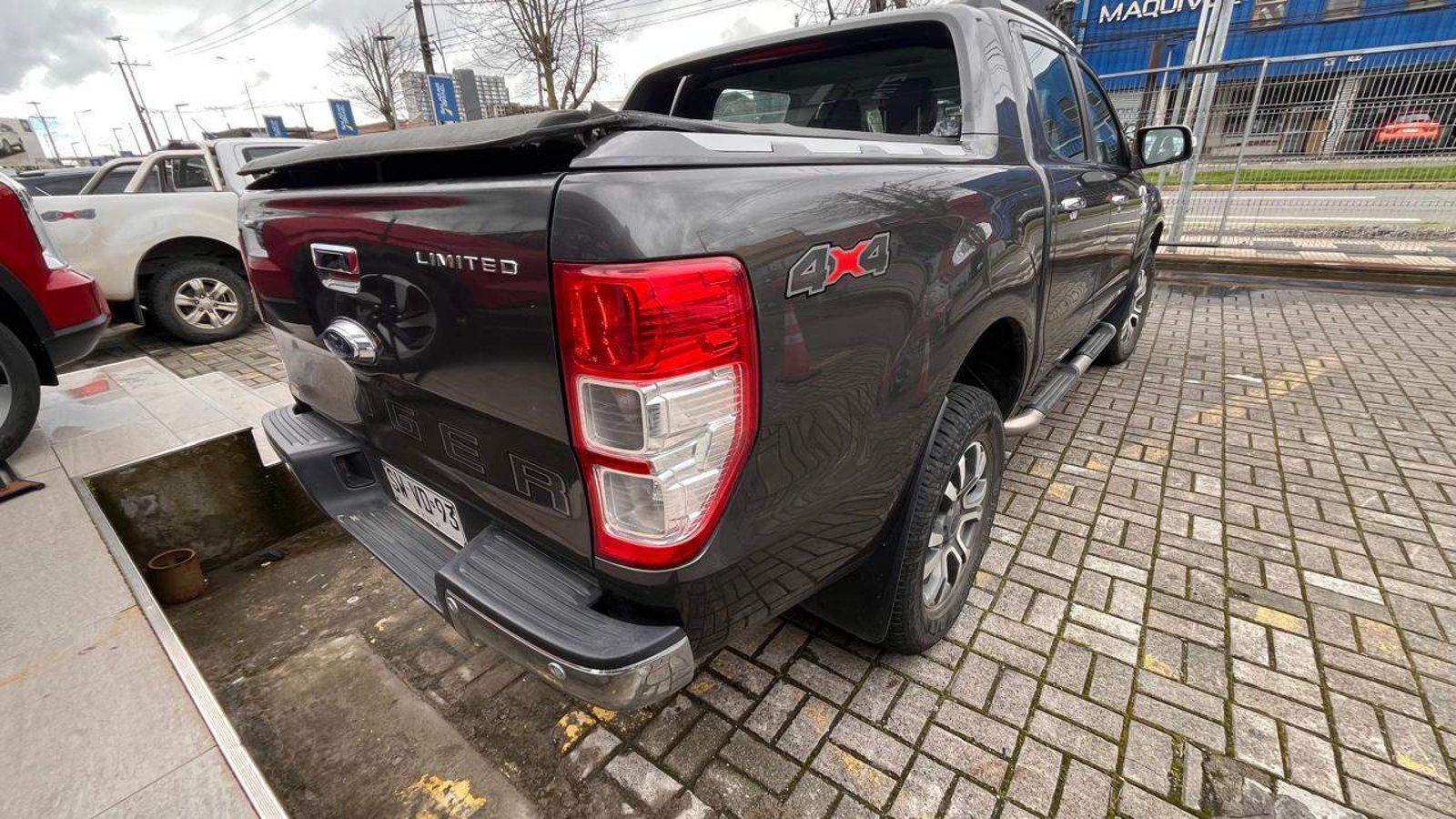 Ford Ranger 3.2 Ltd 4x4 Diesel Dob. Cab. At 4p 2023 - Imagen 4 de 5