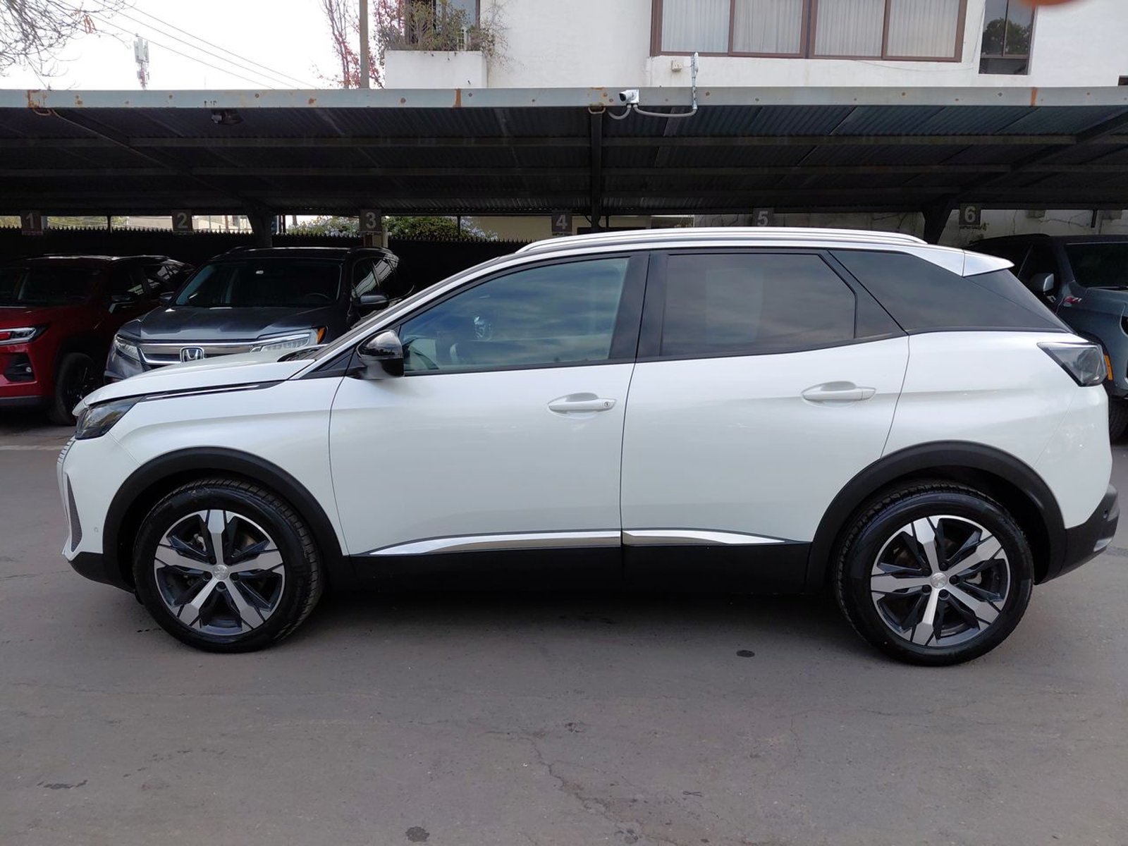 Peugeot 3008 1.5 Allure Pack Bluehdi 130 4x2 Eat8 5p 2024 - Imagen 4 de 8