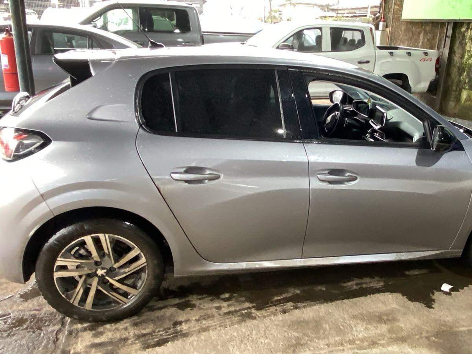 Peugeot 208 1.2 Puretech Allure Pack 130 4x2 Eat8 5p 2023 - Foto 2 de 4