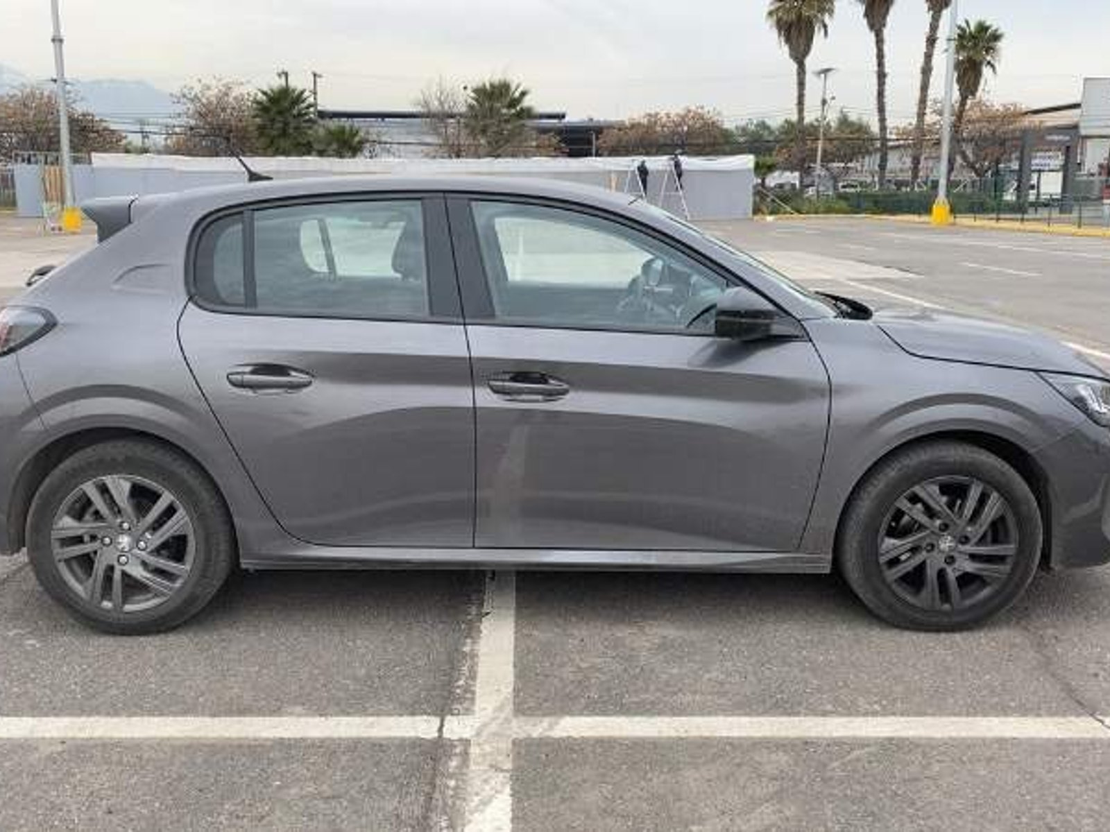 Peugeot 208 1.2 Puretech Active Pack 4x2 100 Eat8 5p 2022 - Foto 3 de 5