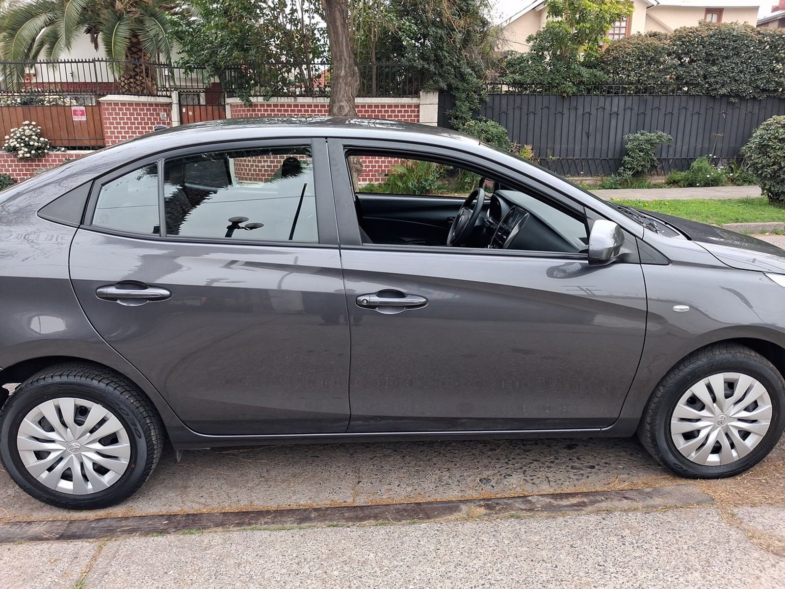 Toyota Yaris 1.5 Gli E 4x2 Mt 4p 2022 - Imagen 8 de 8