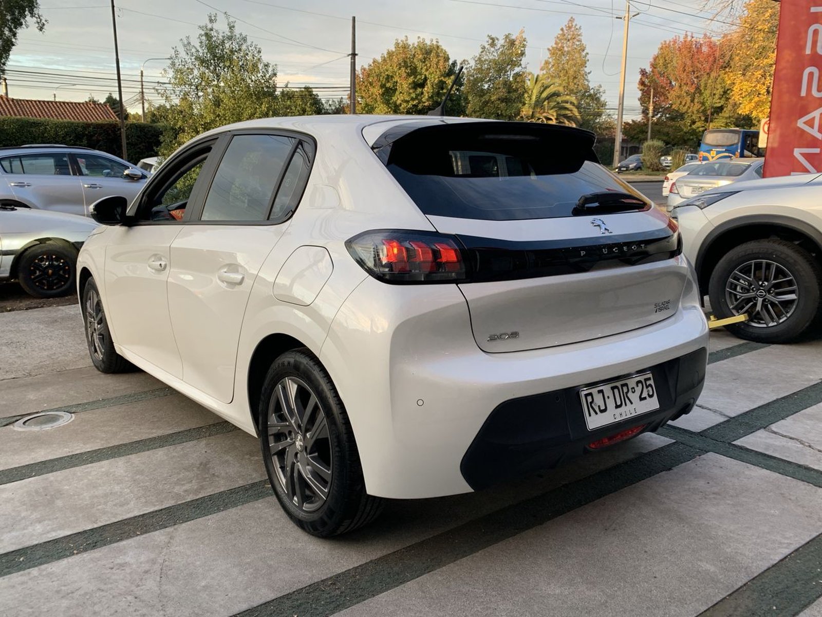 Peugeot 208 1.2 Puretech Active Pack 75 Mt 5p 2022 - Foto 5 de 8
