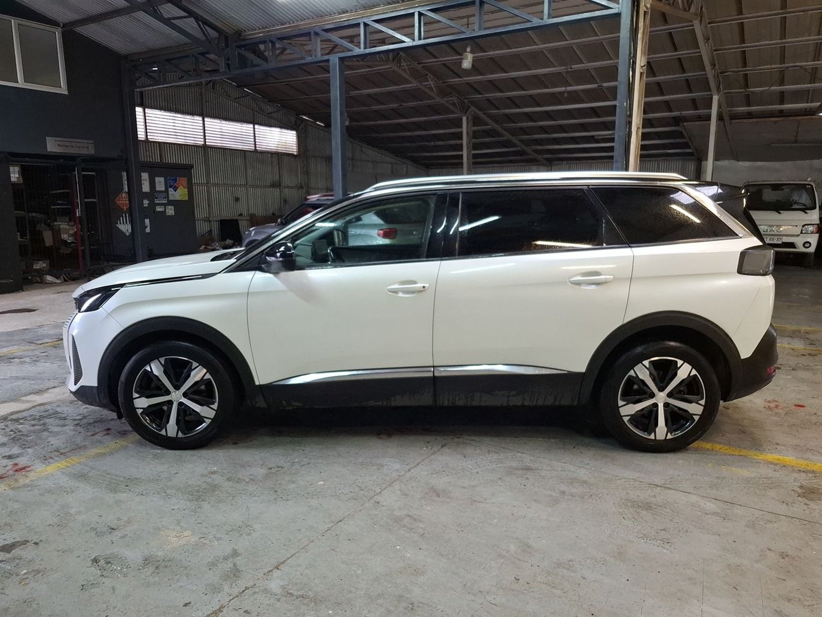Peugeot 5008 1.5 Allure Pack Bluehdi 4x2 130 Eat8 5p 2022 - Foto 4 de 8