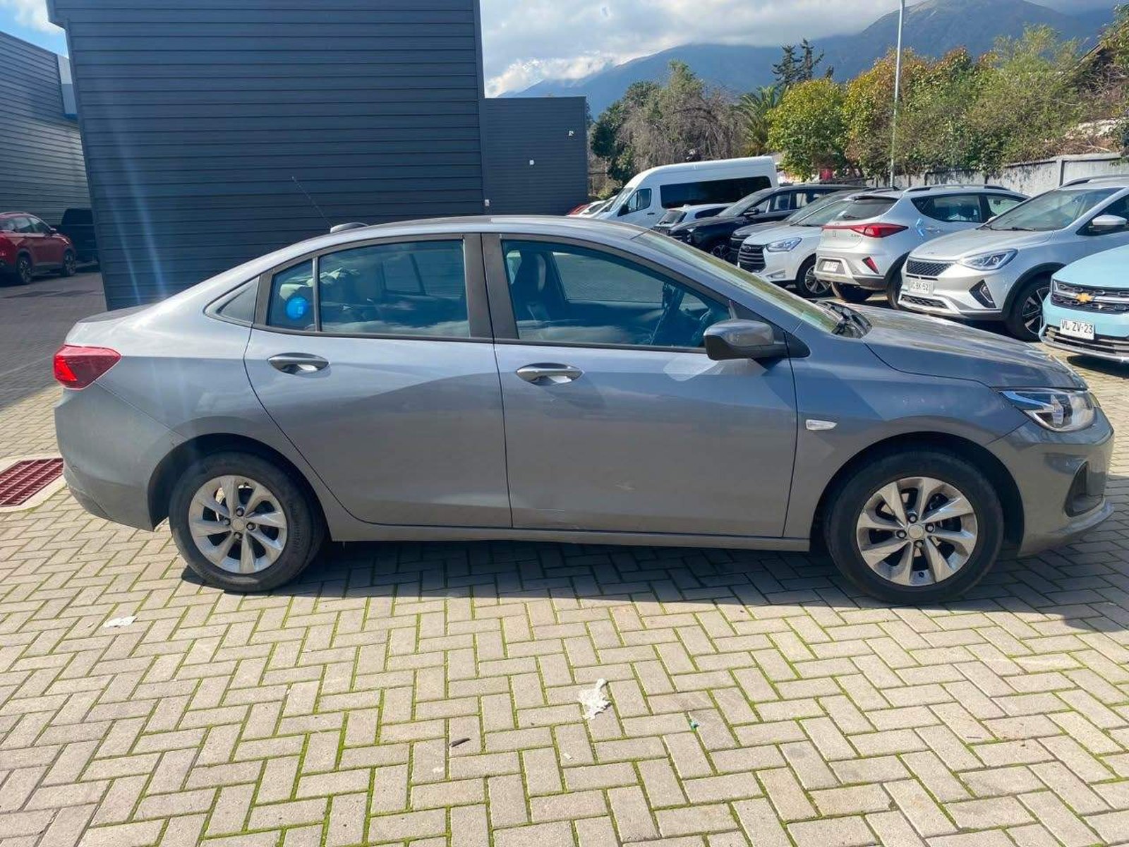 Chevrolet Onix 1.0t Lt 4x2 Sedan Mt 4p 2021 - Foto 2 de 4