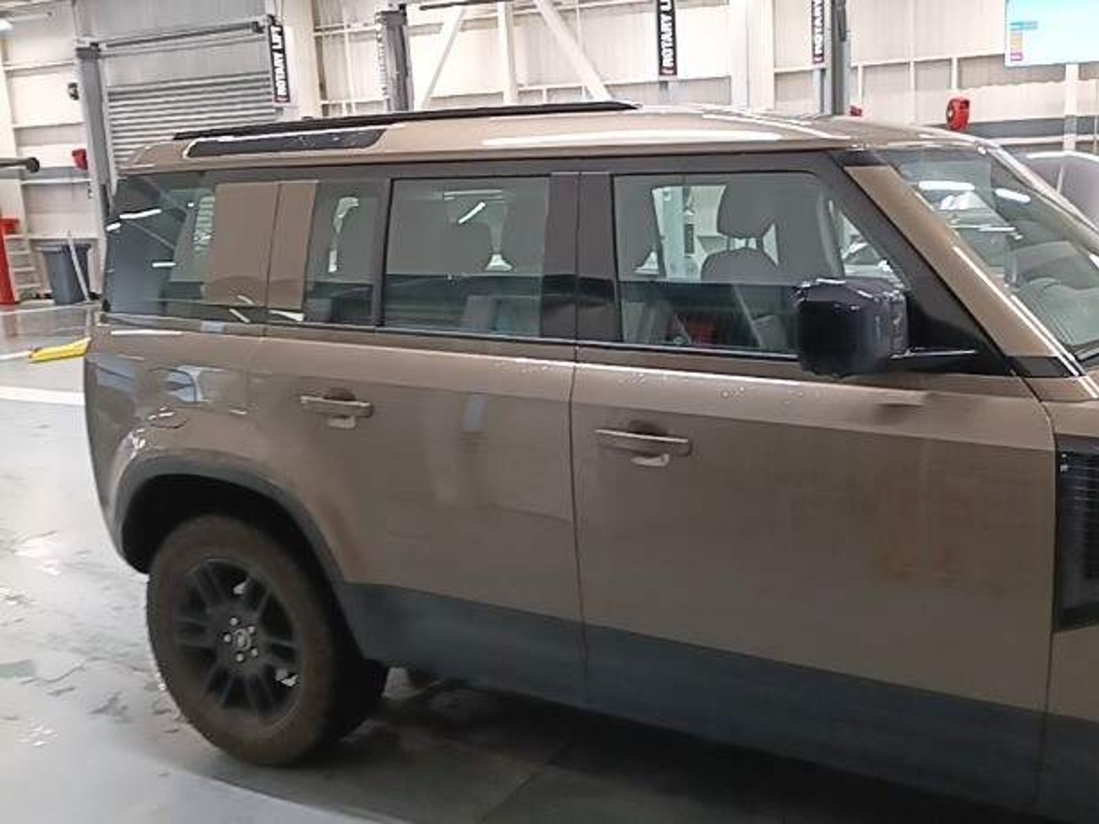 Land Rover Defender 3.0id 110 4x4 At 5p 2025 - Foto 3 de 5