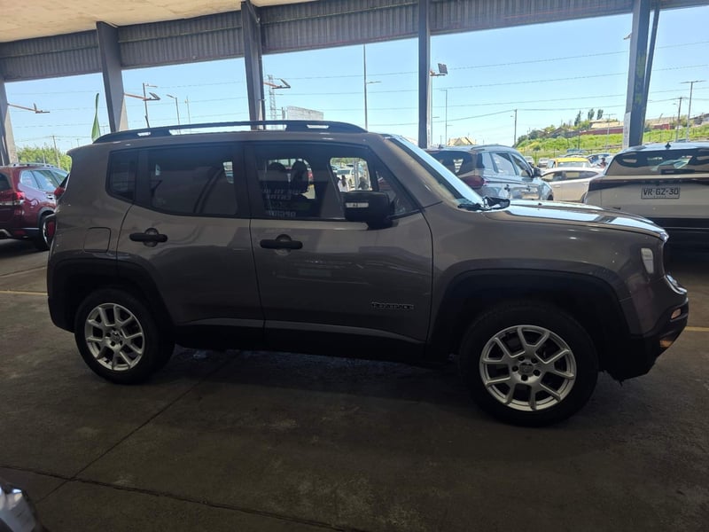 Jeep Renegade 1.8 Sport Lx 4x2 Mt 5p 2022 - Imagen 3 de 5
