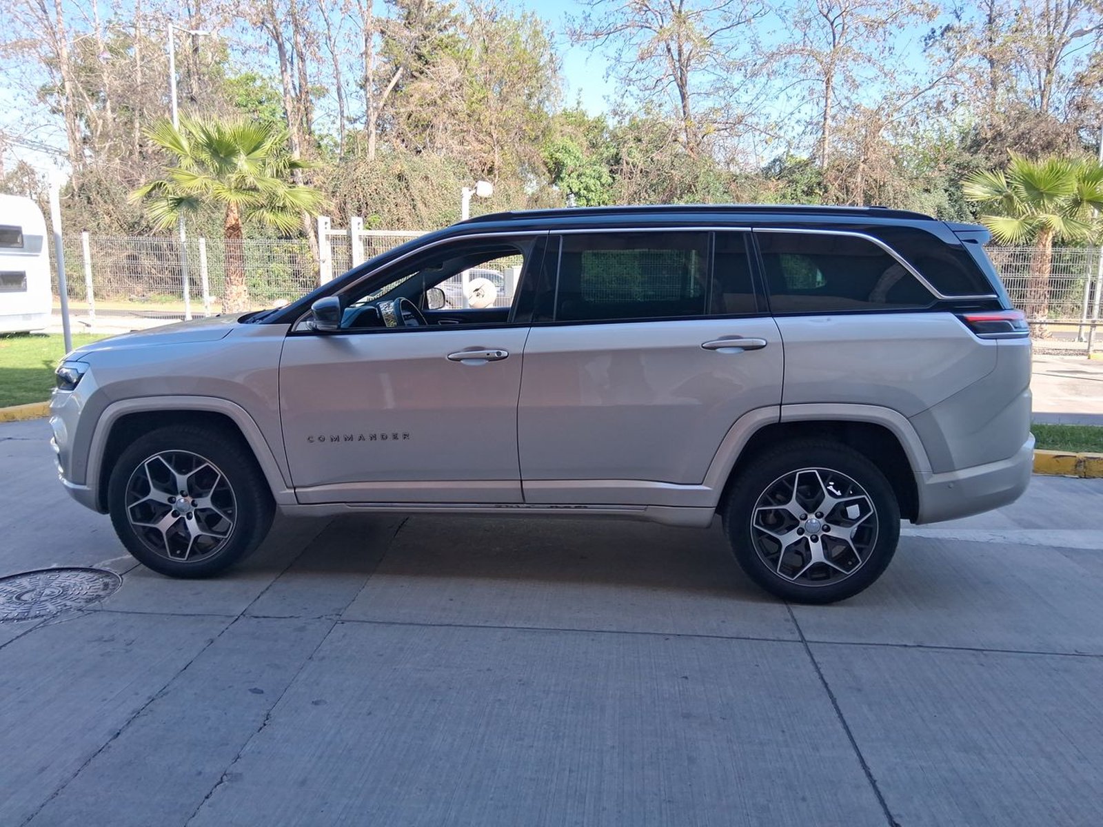 Jeep Commander 2.0t Overland Td380 Dies 4x4 9at 5p 2023 - Foto 3 de 6