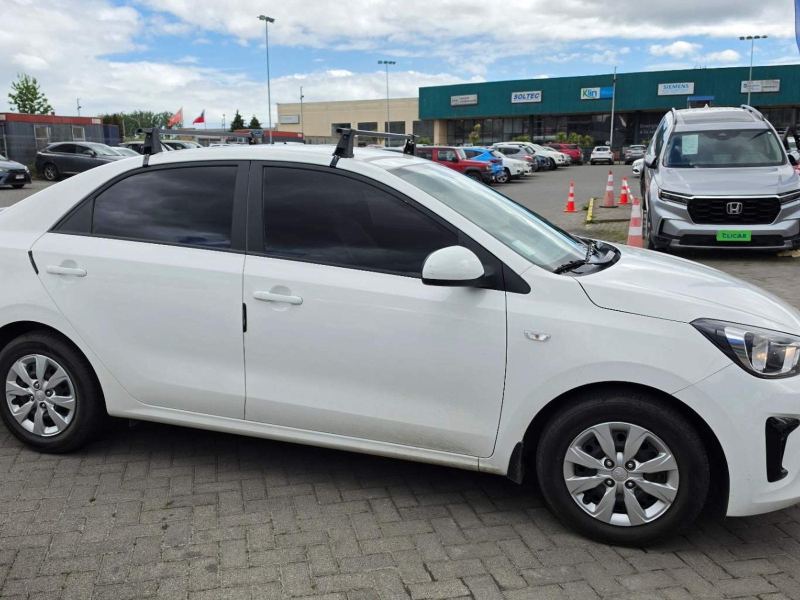 Kia Soluto 1.4 Lx Ac 4x2 Mt 4p 2023 - Foto 3 de 5