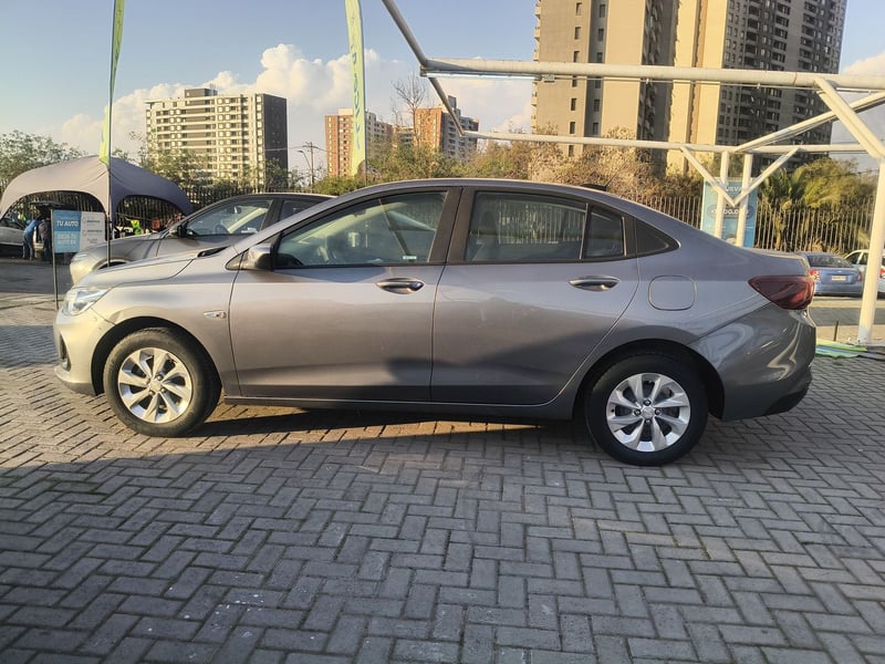 Chevrolet Onix 1.0t Lt 4x2 Sedan Mt 4p 2021 - Imagen 4 de 8