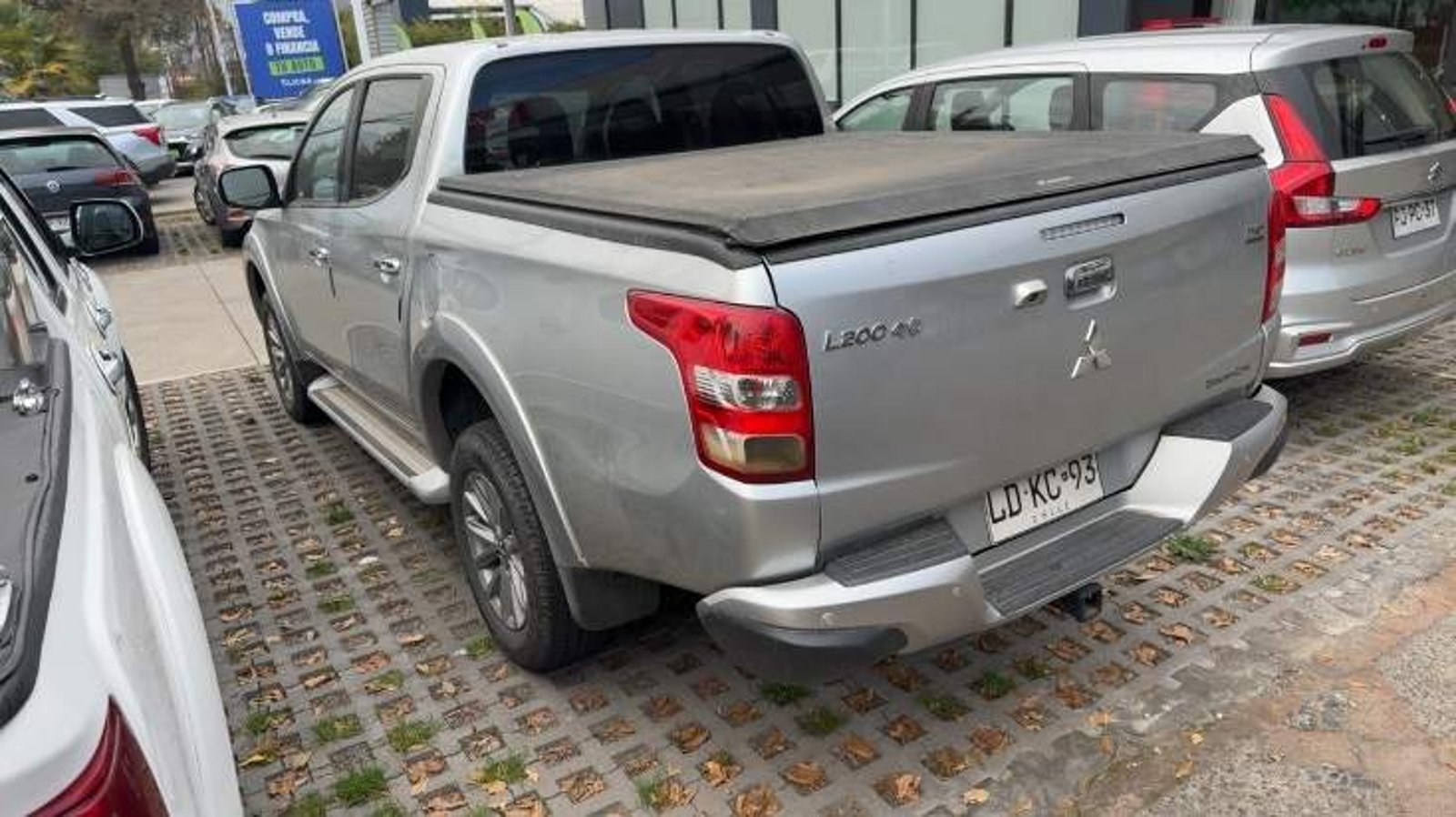 Mitsubishi L200 2.4 Dakar Crs Dob. Cab. Diesel 4x4 Hp At 4p 2019 - Imagen 7 de 8
