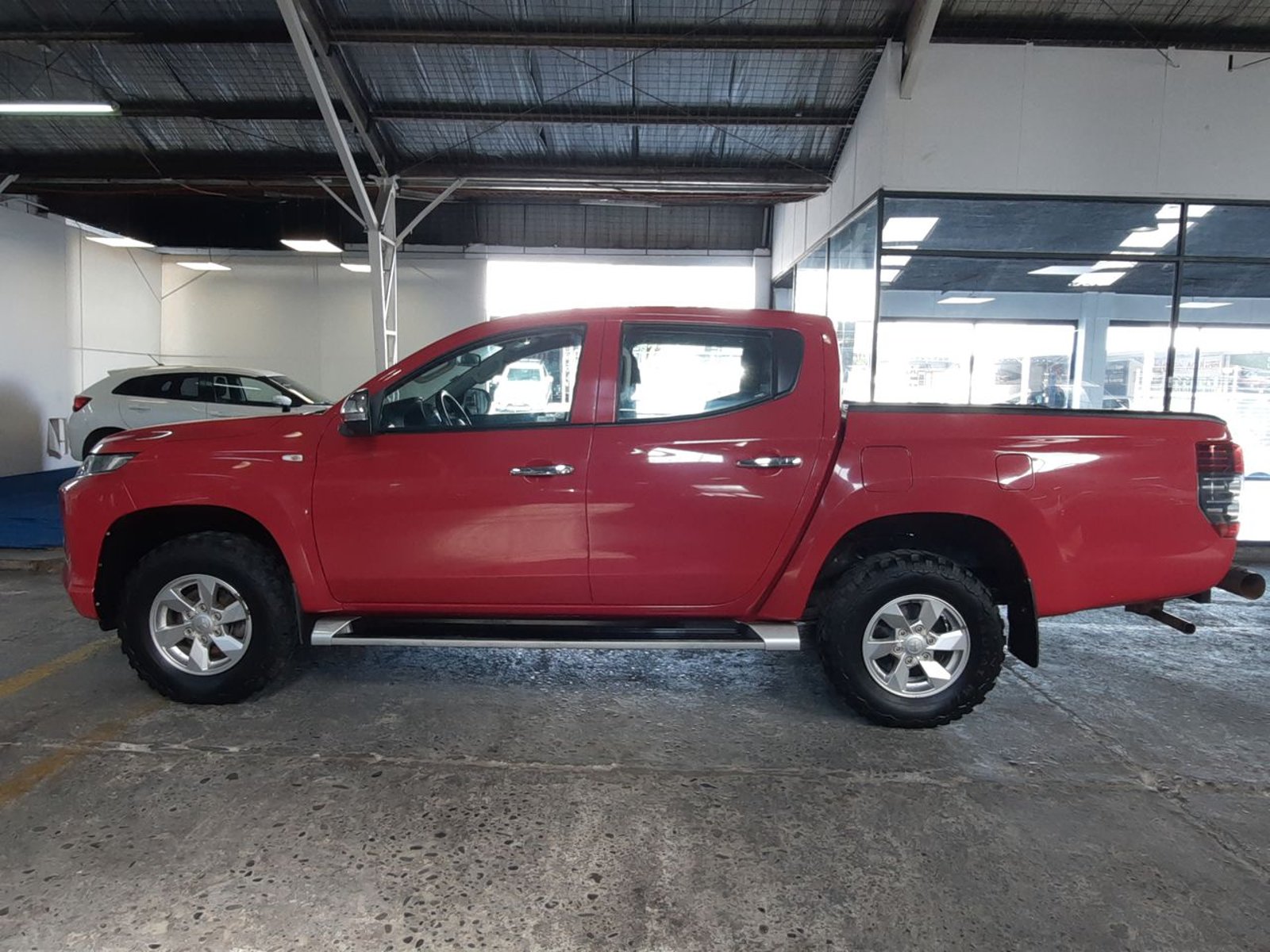 Mitsubishi L200 2.2 Katana Crt Diesel Dob. Cab. 4x4 Mt 4p 2024 - Imagen 4 de 8