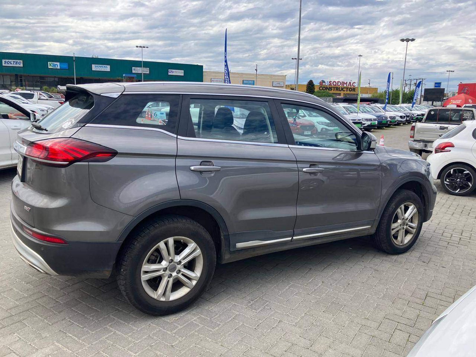 Geely Azkarra 1.5t Comfort 4x2 6at 5p 2022 - Foto 3 de 5