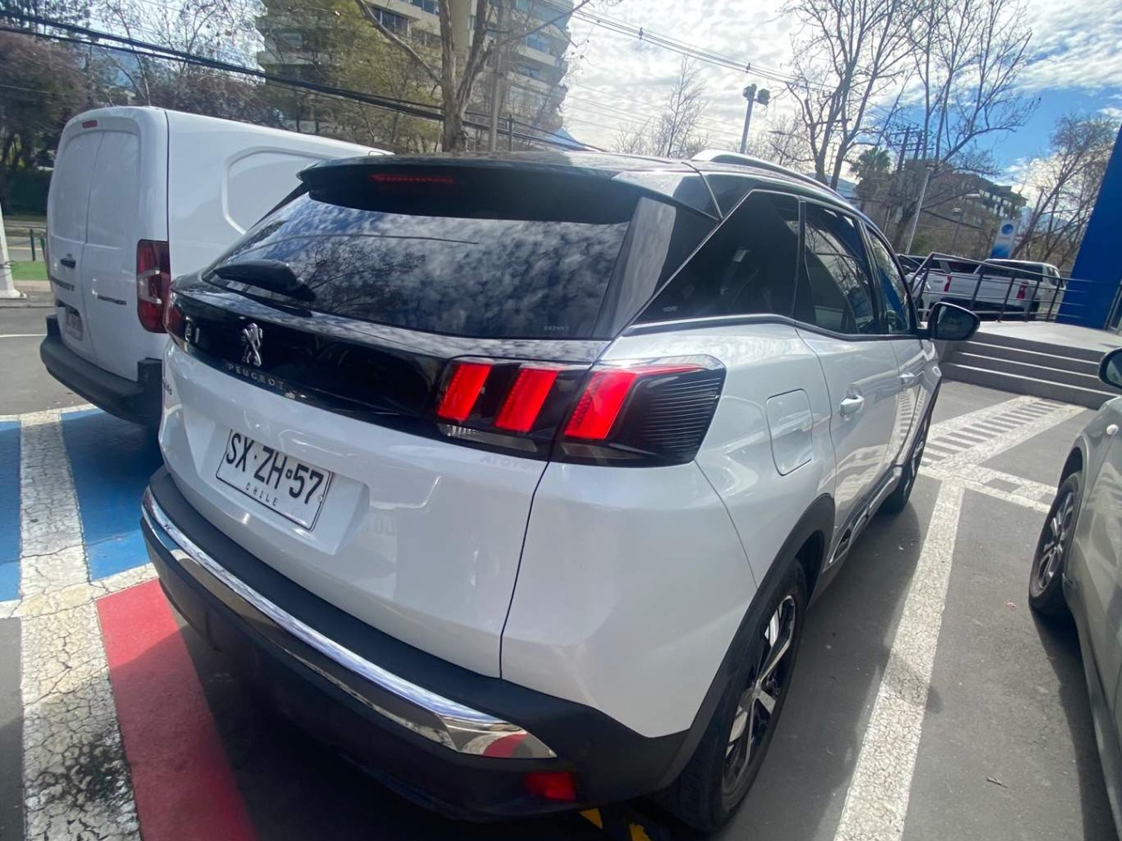 Peugeot 3008 1.5 Allure Pack Bluehdi 130 4x2 Eat8 5p 2023 - Foto 4 de 5