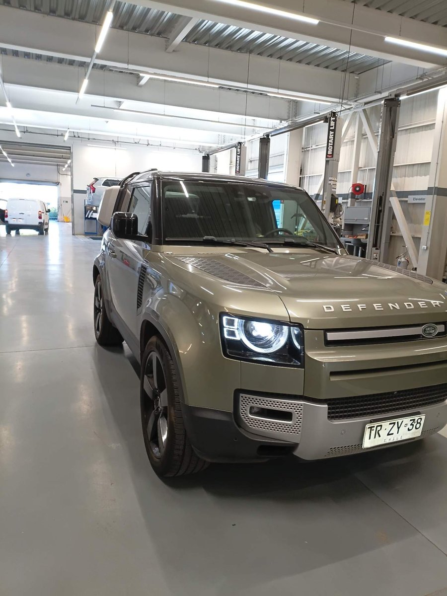 Land Rover Defender 2025
