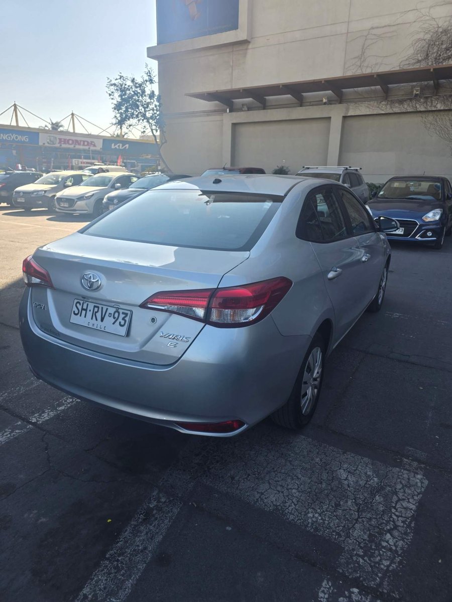 Toyota Yaris 1.5 E 4x2 Sdn Mt 4p 2023 - Foto 4 de 8