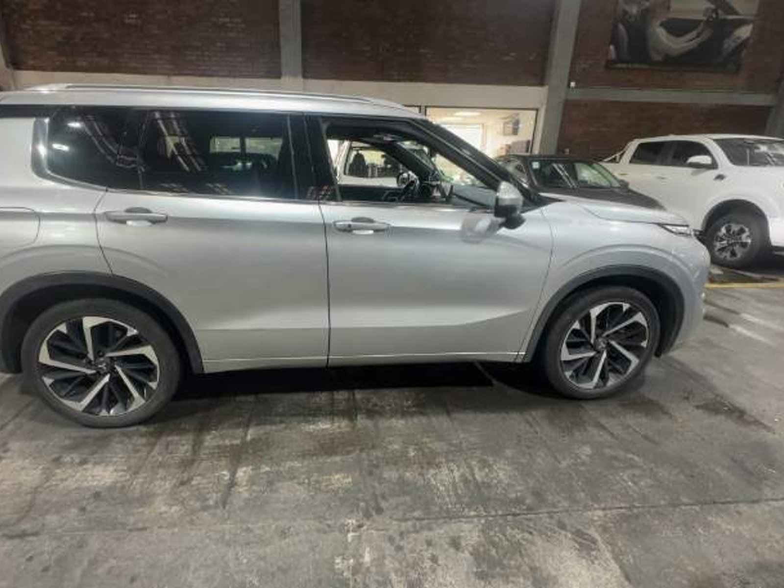 Mitsubishi Outlander 2.5 Gls Limited P 4x4 At 5p 2025 - Foto 3 de 5