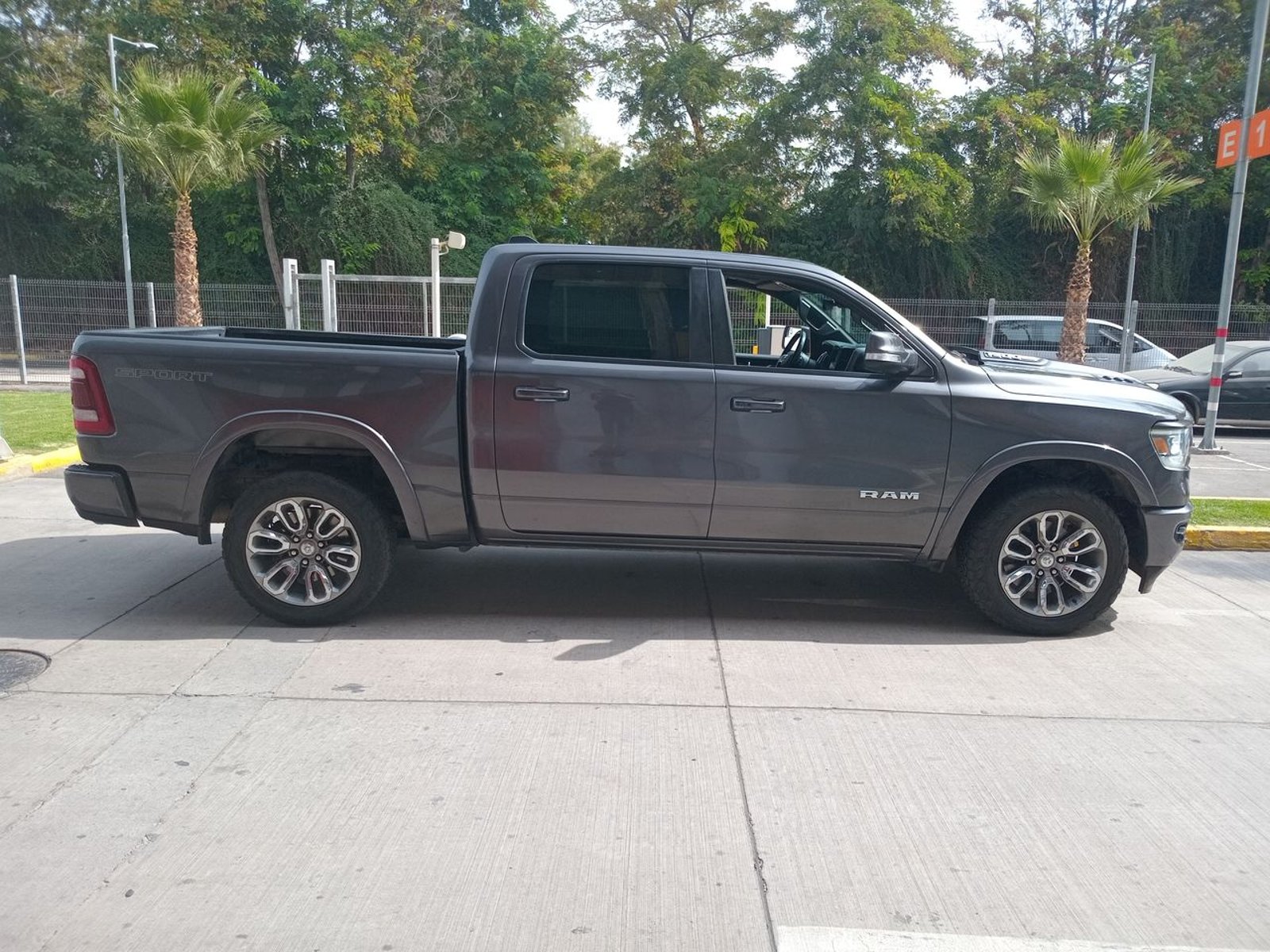 Ram 1500 5.7 Laramie Sport At 4p 2022 - Imagen 8 de 8
