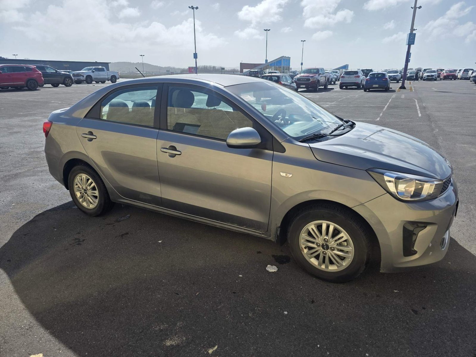 Kia Soluto 1.4 Lx 4x2 E6 Mt 4p 2025 - Imagen 3 de 5