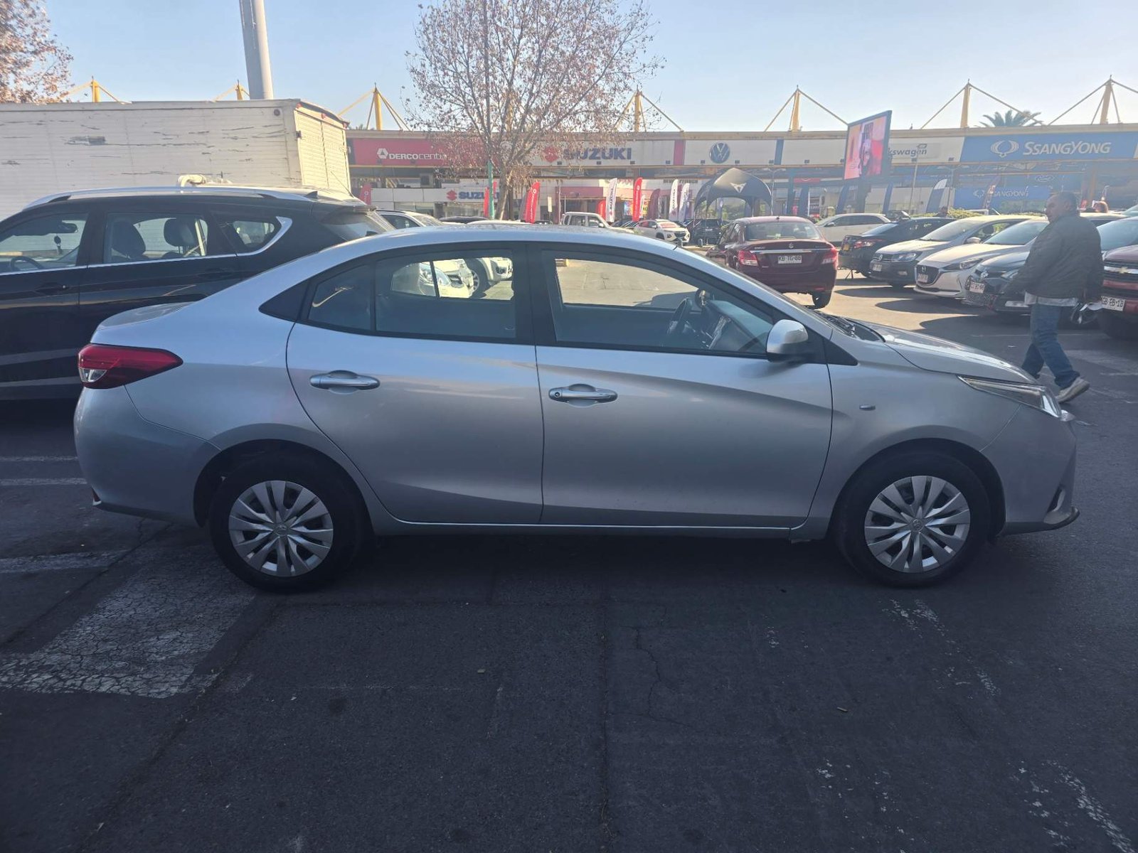 Toyota Yaris 1.5 E 4x2 Sdn Mt 4p 2023 - Foto 3 de 8