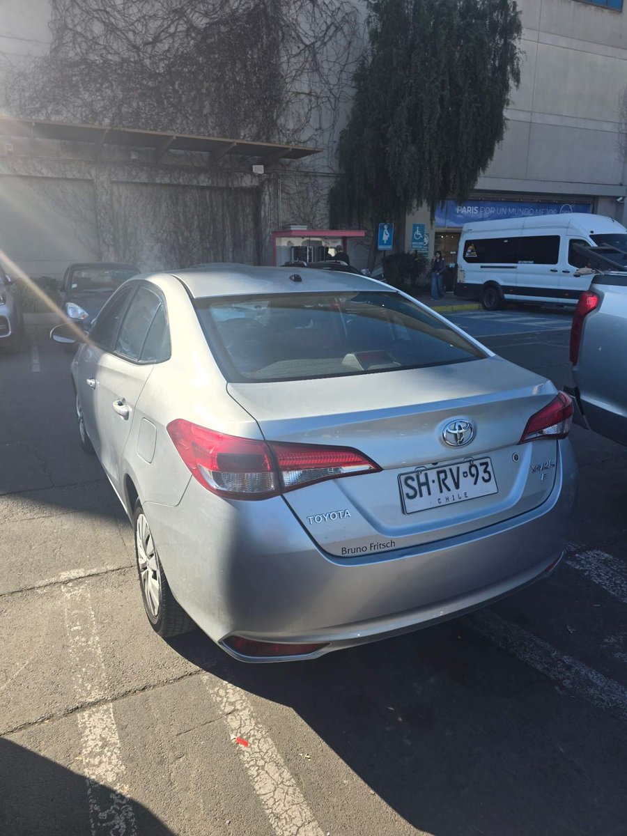 Toyota Yaris 1.5 E 4x2 Sdn Mt 4p 2023 - Imagen 7 de 8