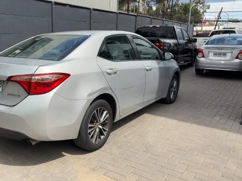 Toyota Corolla 1.8 Gl 4x2 Mt 4p 2017 - Imagen 4 de 5
