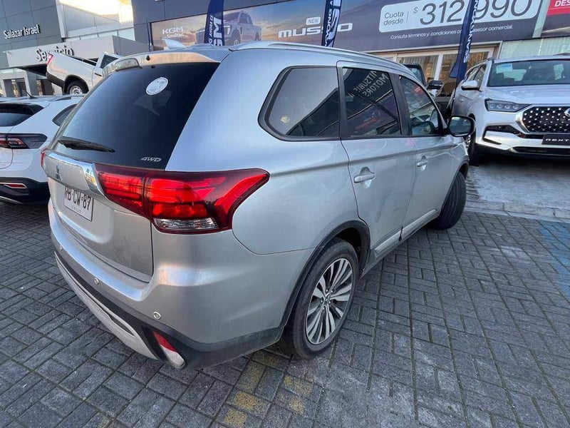 Mitsubishi Outlander 2.4 Glx 4x4 At 5p 2021 - Imagen 4 de 5