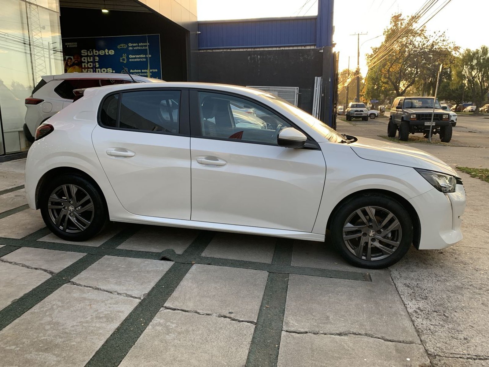 Peugeot 208 1.2 Puretech Active Pack 75 Mt 5p 2022 - Imagen 8 de 8