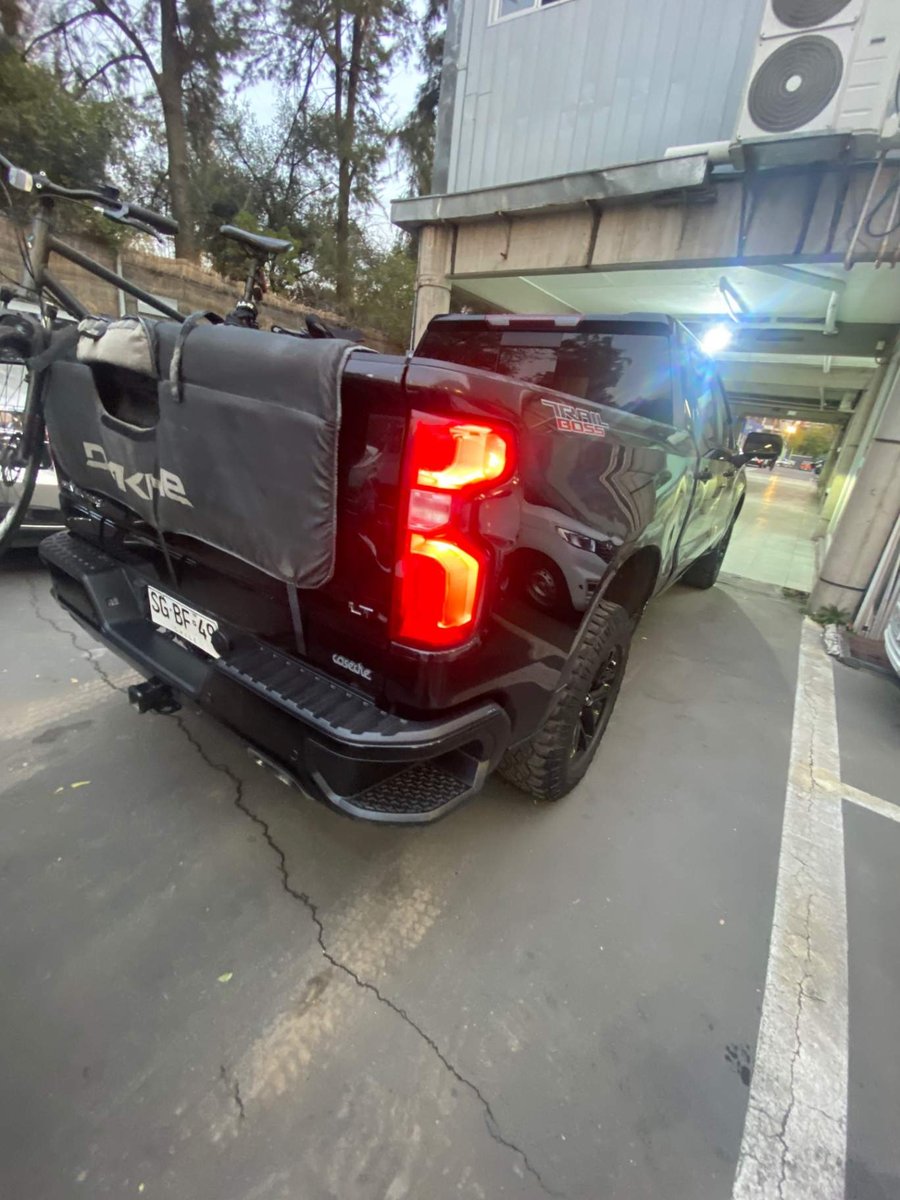 Chevrolet Silverado 5.3 Lt Trail Boss Z71 4x4 At 4p 2023 - Imagen 3 de 4