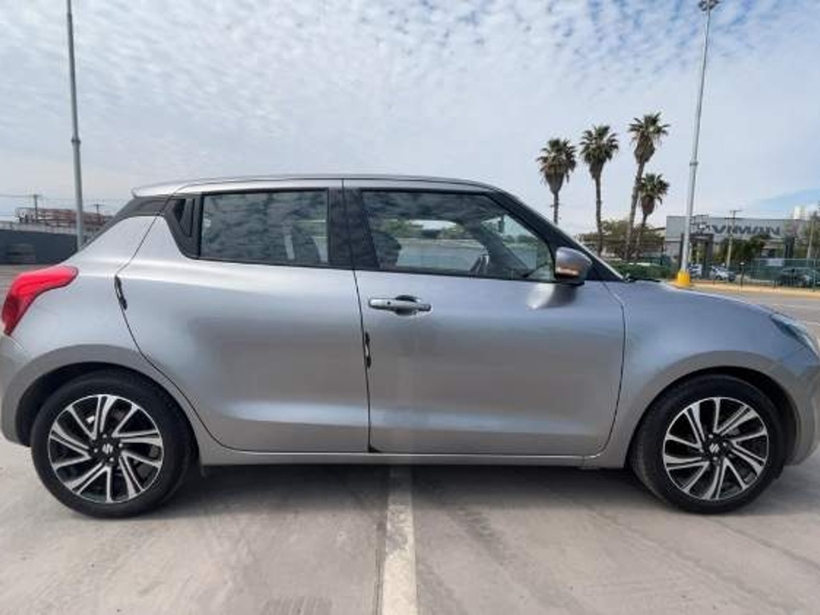 Suzuki Swift 1.2 Glx Plus 4x2 Hb Mt 5p 2024 - Foto 3 de 5