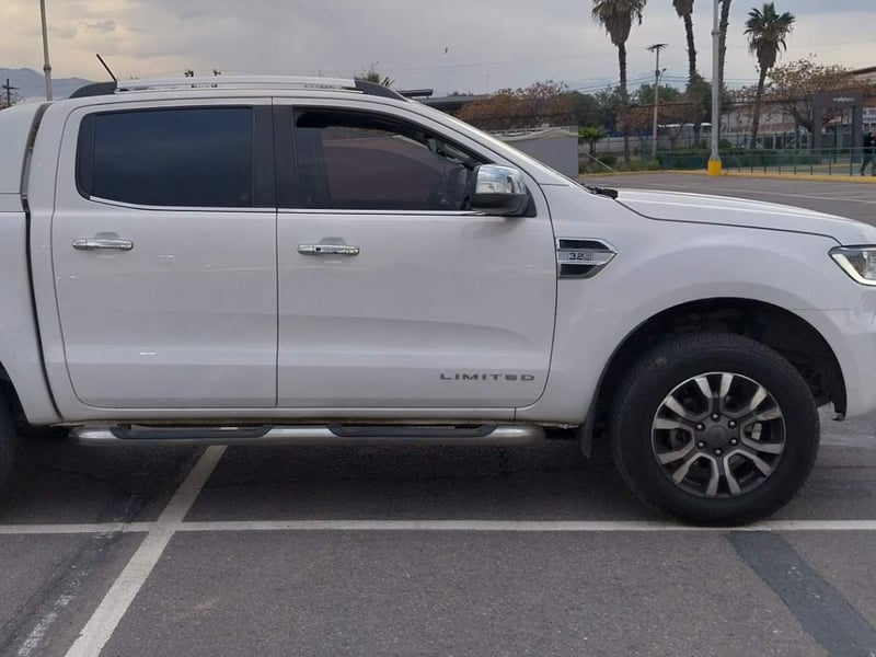 Ford Ranger 3.2 Ltd Euro 6 Diesel 4x4 Dob. Cab. At 4p 2023 - Imagen 3 de 5