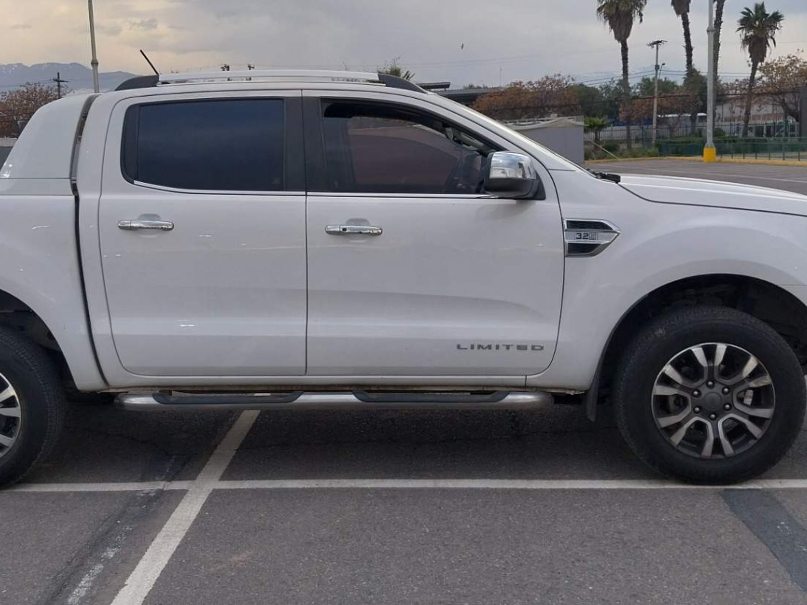 Ford Ranger 3.2 Ltd Euro 6 Diesel 4x4 Dob. Cab. At 4p 2023 - Foto 3 de 5