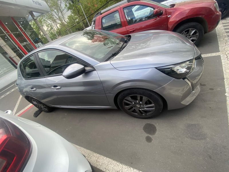 Peugeot 208 1.2 Signature Puretech 4x2 82 Mt5 5p 2021 - Imagen 3 de 5
