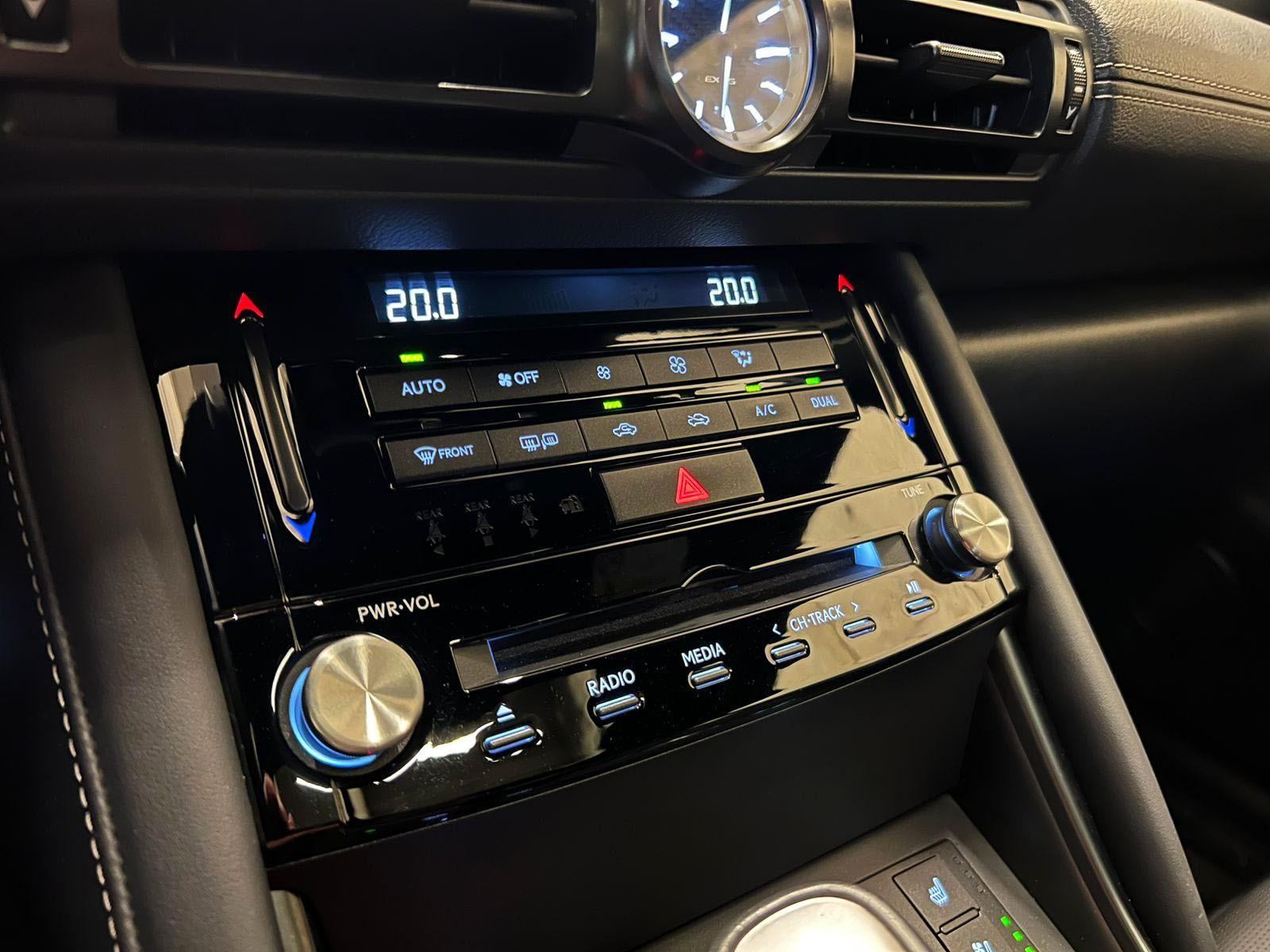 LEXUS IS 300 2024 - Imagen 18 de 20
