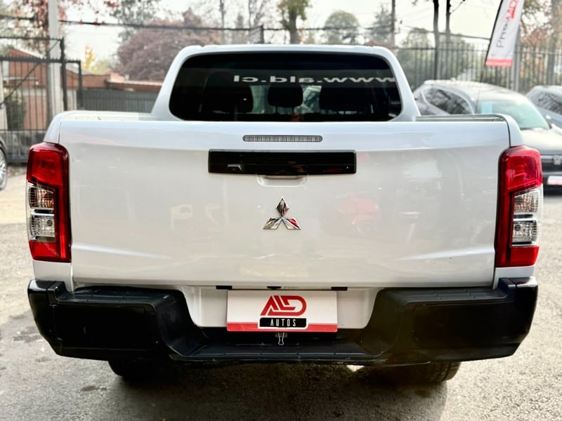 Mitsubishi L200 DAKAR 4X4 AT 2.4 DIESEL 2023 - Imagen 5 de 17